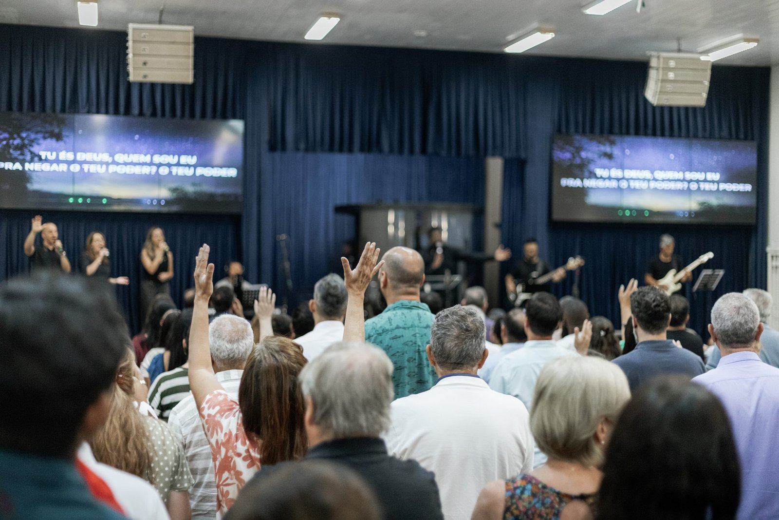 Congregação da PIB Floripa durante um culto